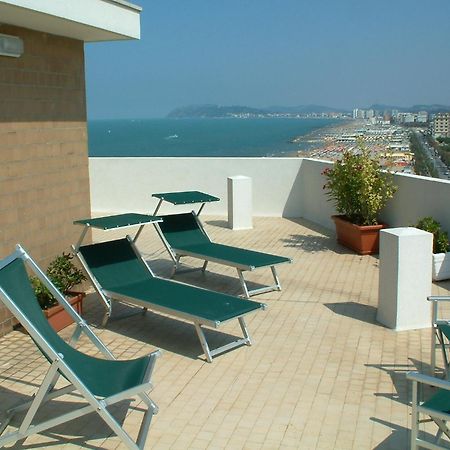 Alexandra Plaza Hotel Риччоне Экстерьер фото