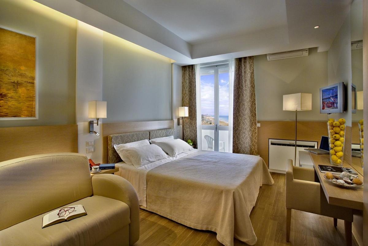 Alexandra Plaza Hotel Риччоне Экстерьер фото