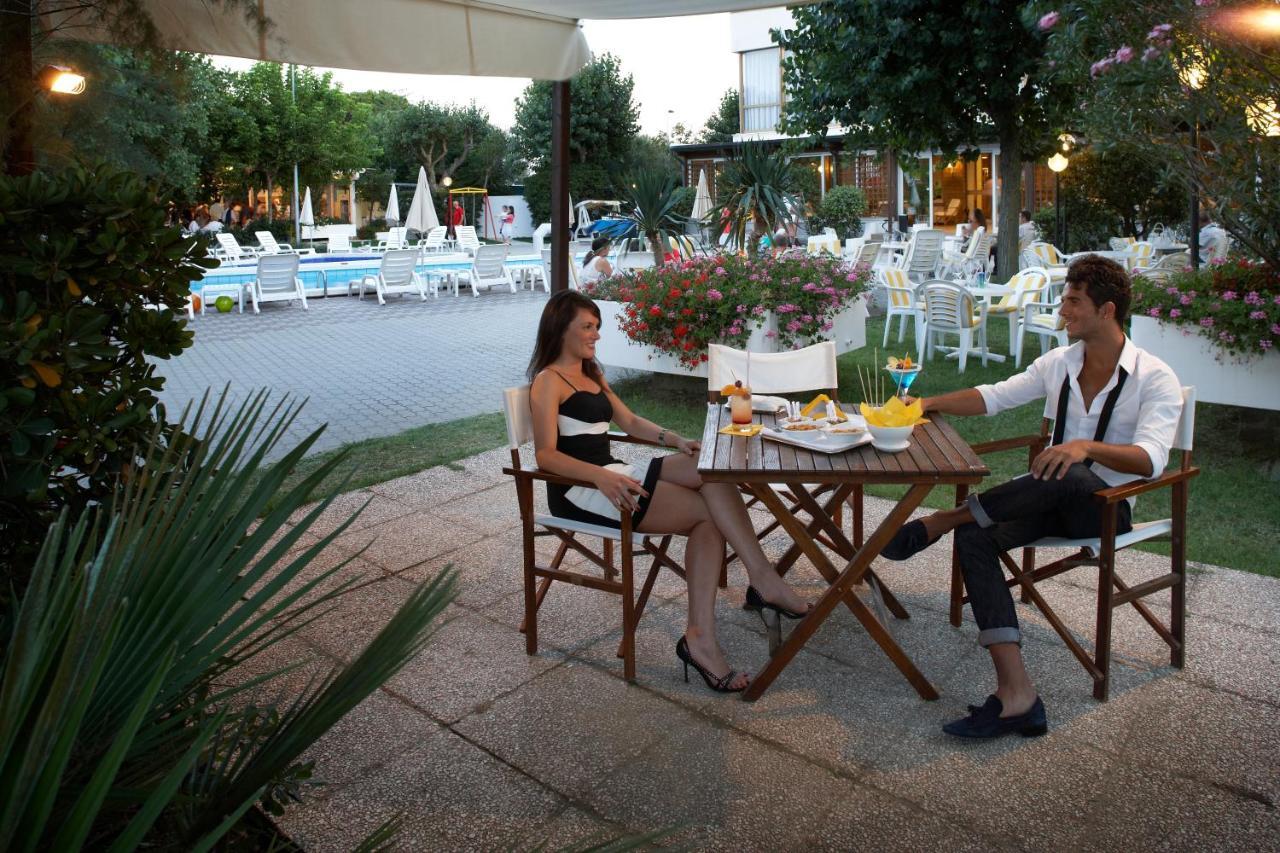 Alexandra Plaza Hotel Риччоне Экстерьер фото