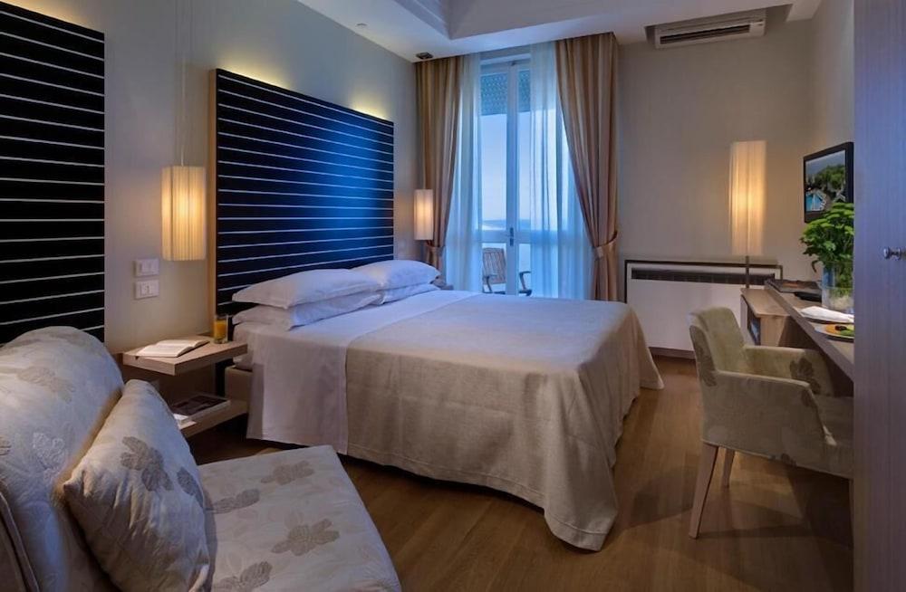 Alexandra Plaza Hotel Риччоне Экстерьер фото