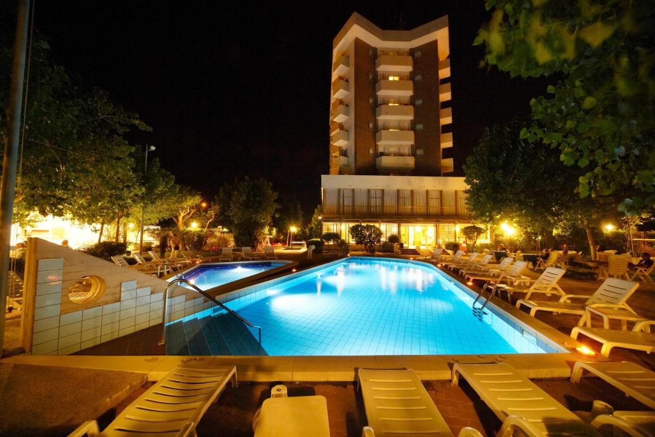 Alexandra Plaza Hotel Риччоне Экстерьер фото
