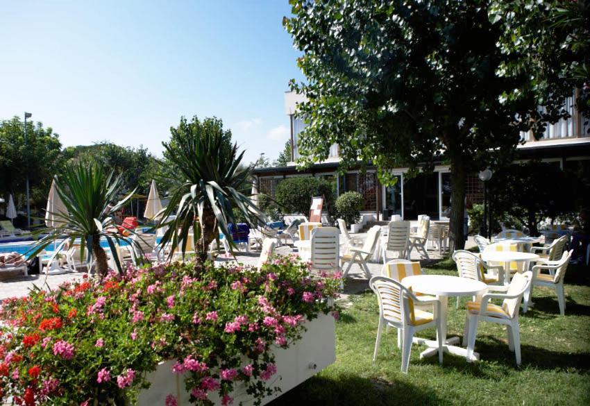 Alexandra Plaza Hotel Риччоне Экстерьер фото