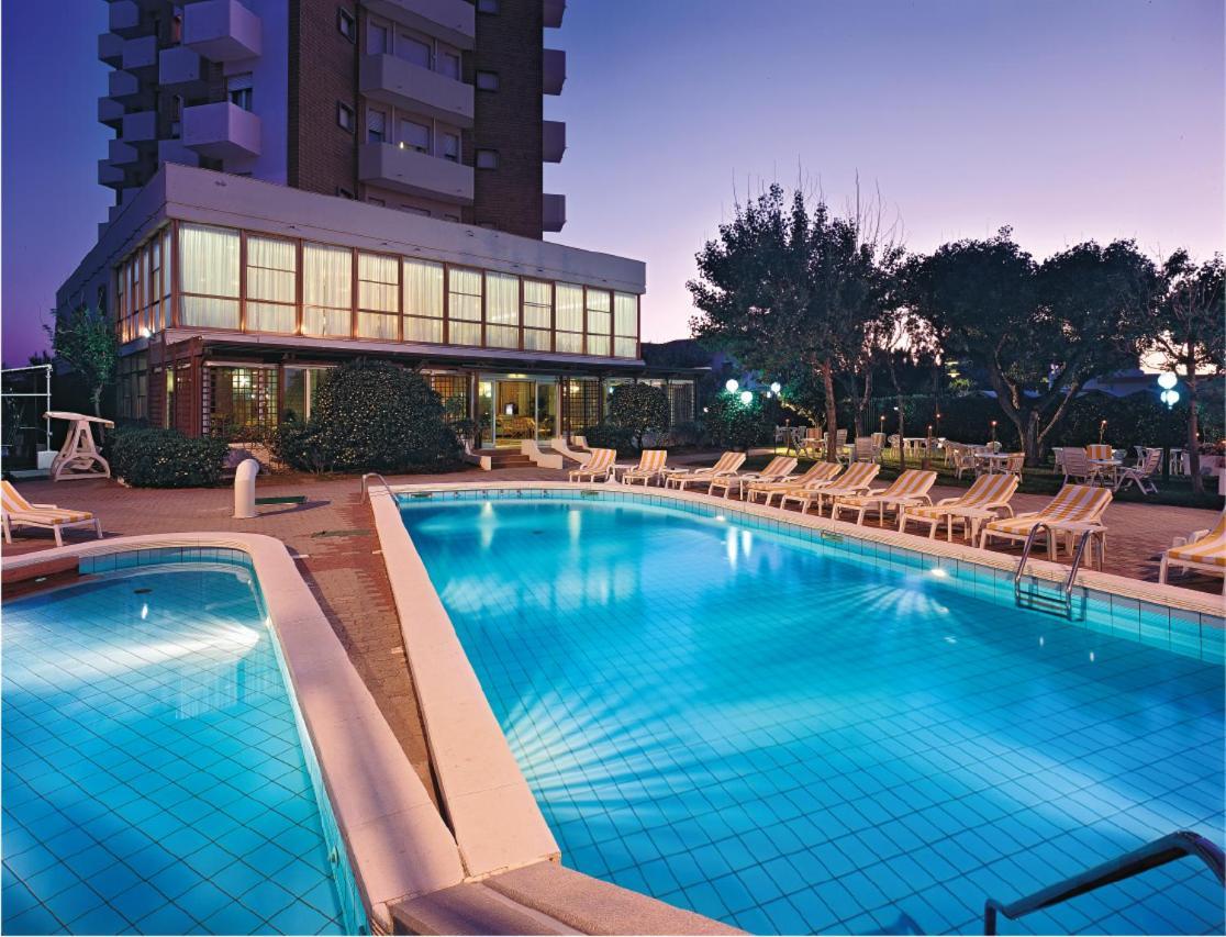 Alexandra Plaza Hotel Риччоне Экстерьер фото