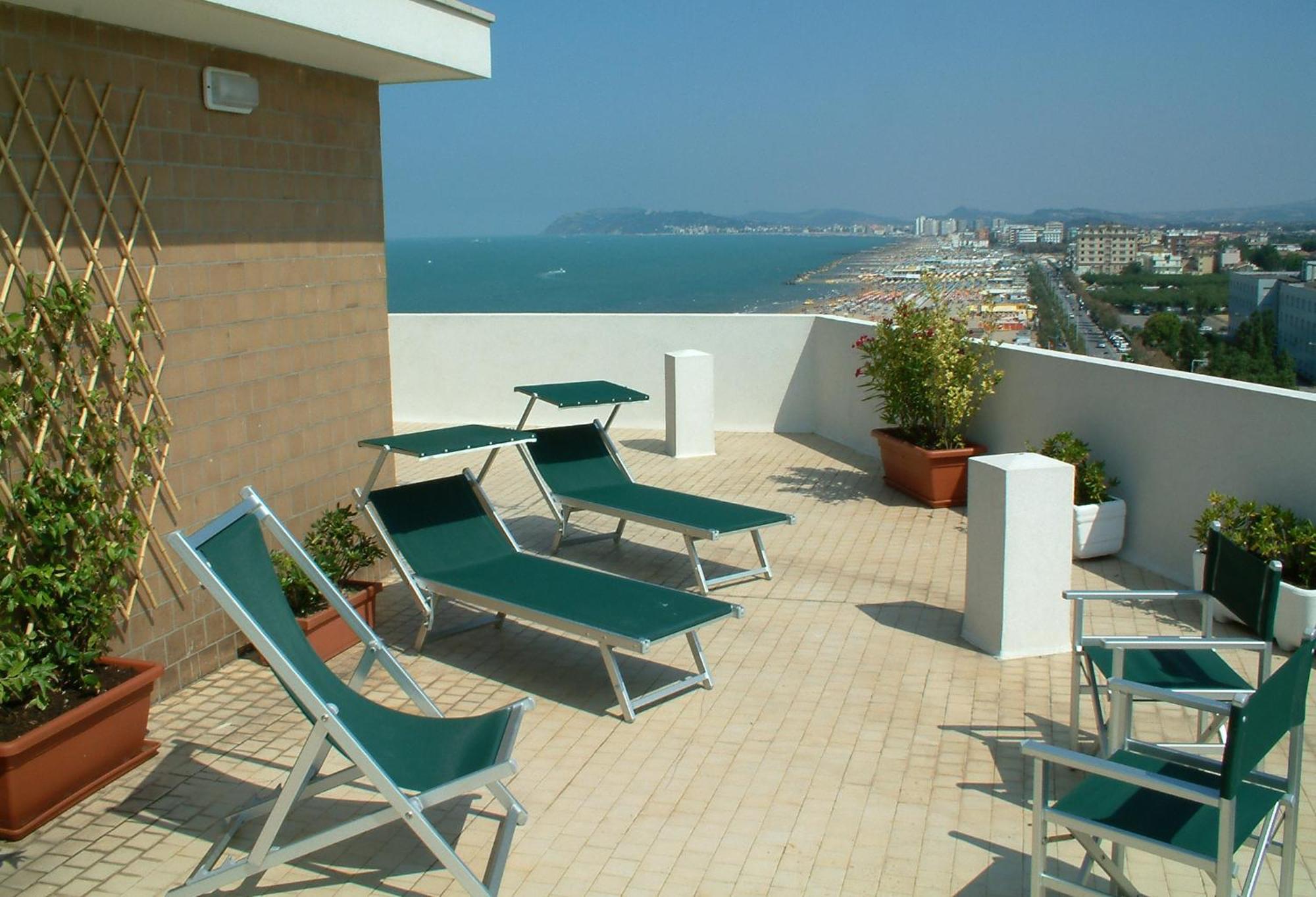 Alexandra Plaza Hotel Риччоне Экстерьер фото